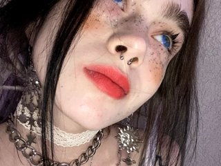 Have live sex on Bongacams and masturbate with BrokenDoll666 on webcam